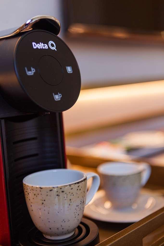 Wine & Books Lisboa Hotel Zimmer foto A single serve coffee machine