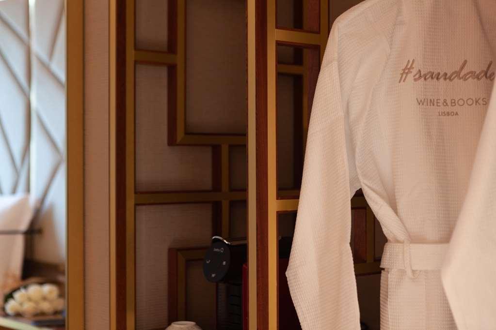 Wine & Books Lisboa Hotel Zimmer foto A bathrobe