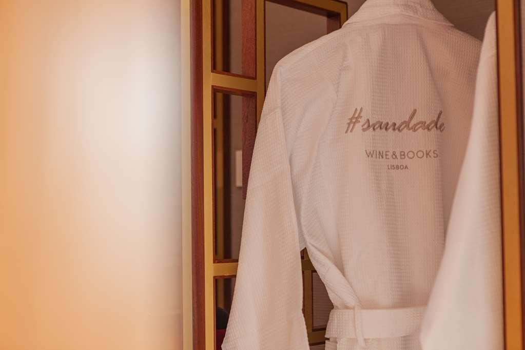 Wine & Books Lisboa Hotel Zimmer foto A bathrobe