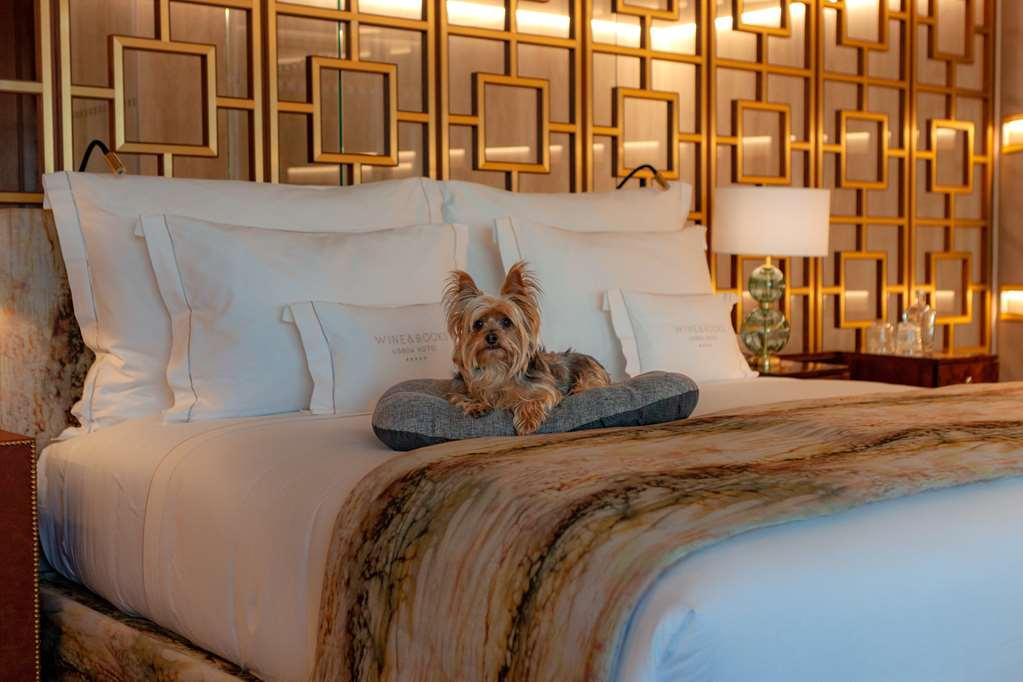 Wine & Books Lisboa Hotel Einrichtungen foto A dog on a bed