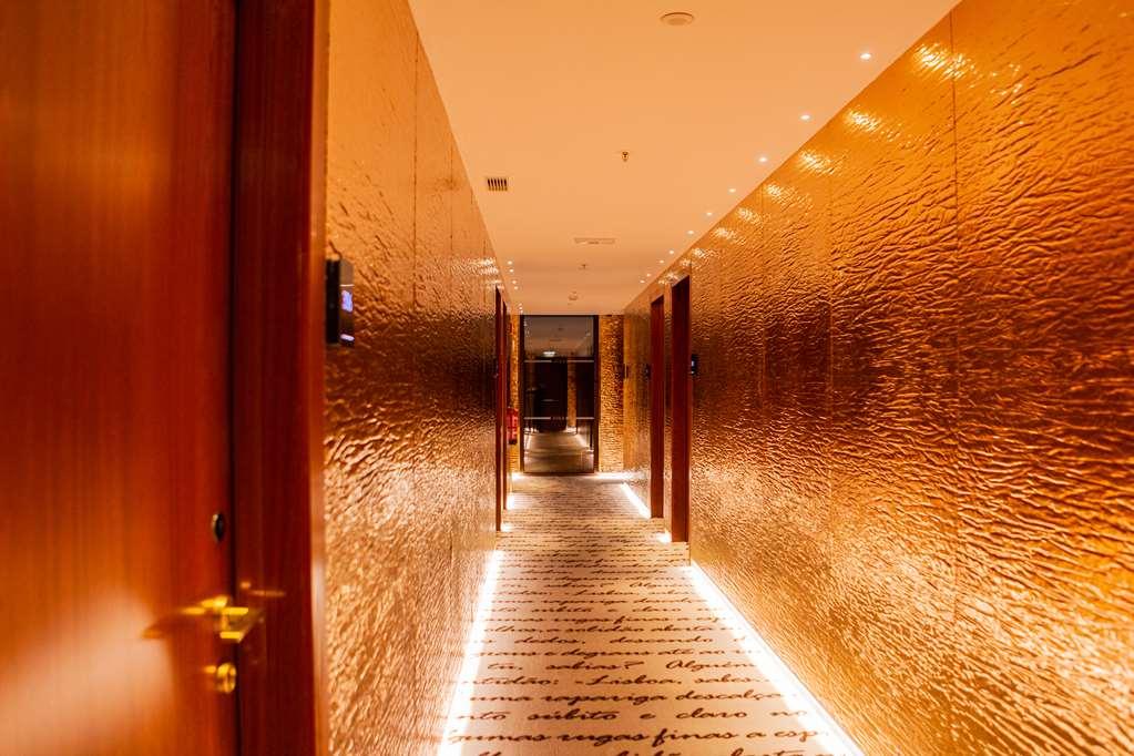 Wine & Books Lisboa Hotel Einrichtungen foto A corridor at the hotel