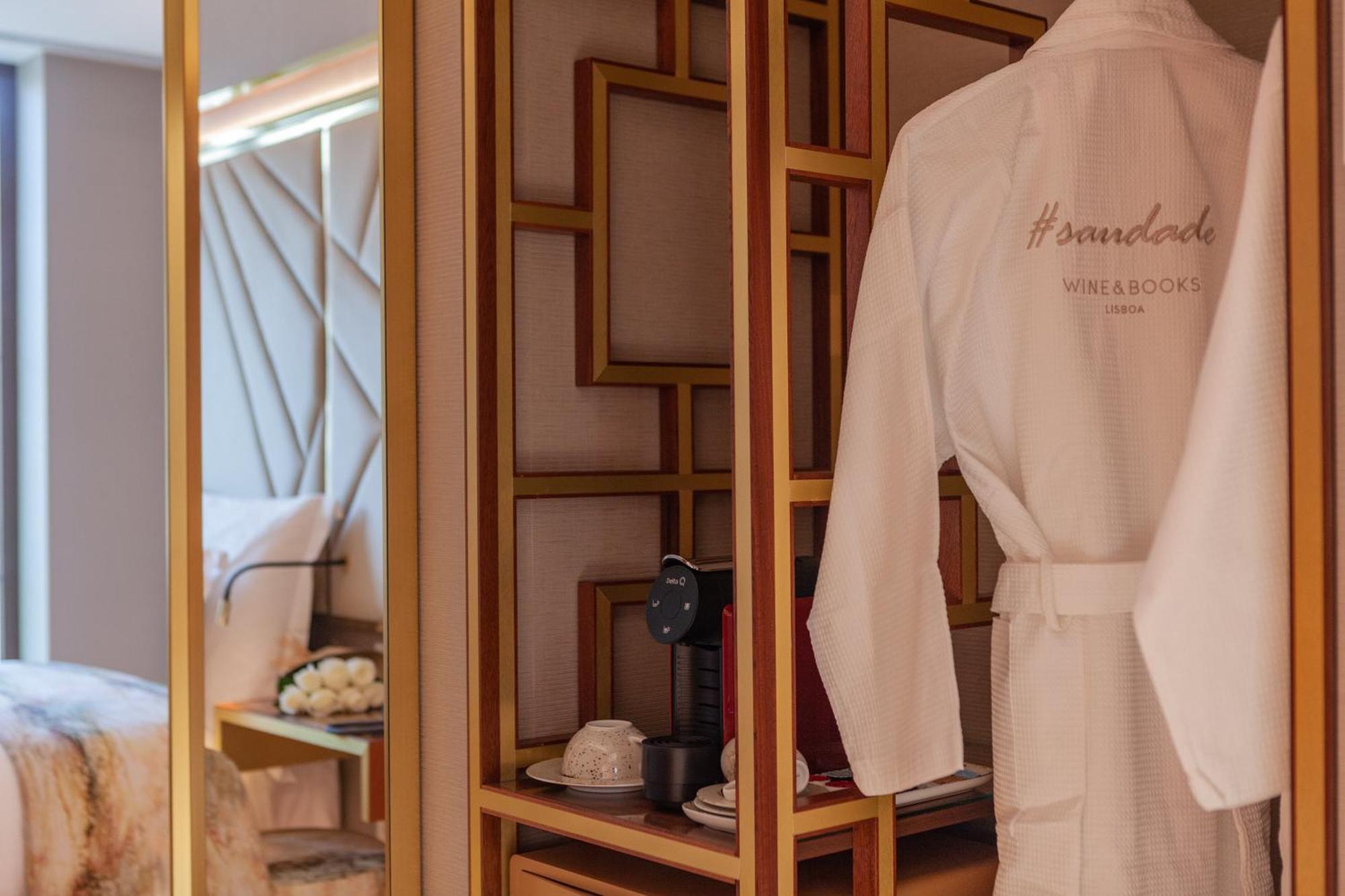Wine & Books Lisboa Hotel Exterior foto A bathrobe