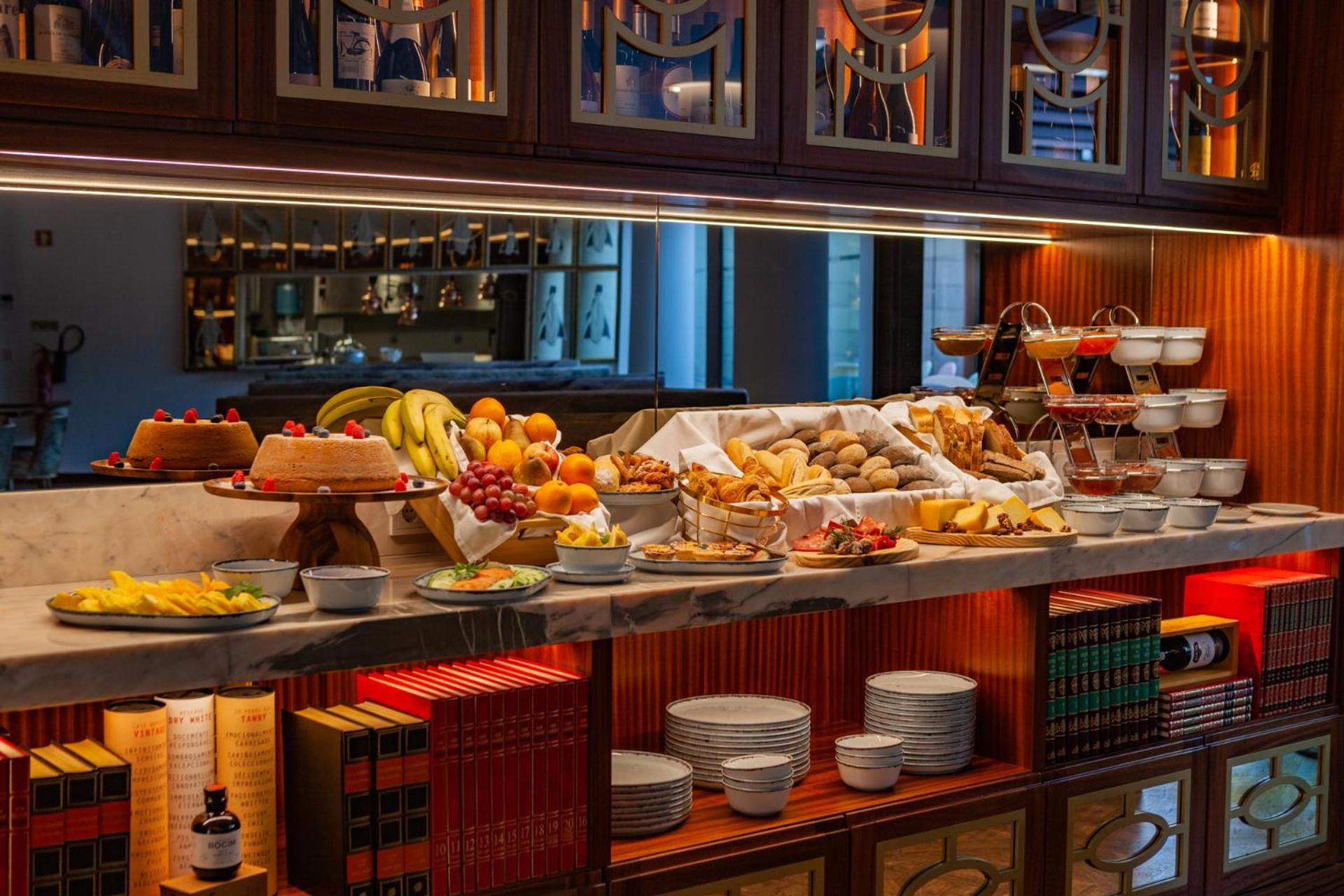 Wine & Books Lisboa Hotel Exterior foto A buffet at a restaurant