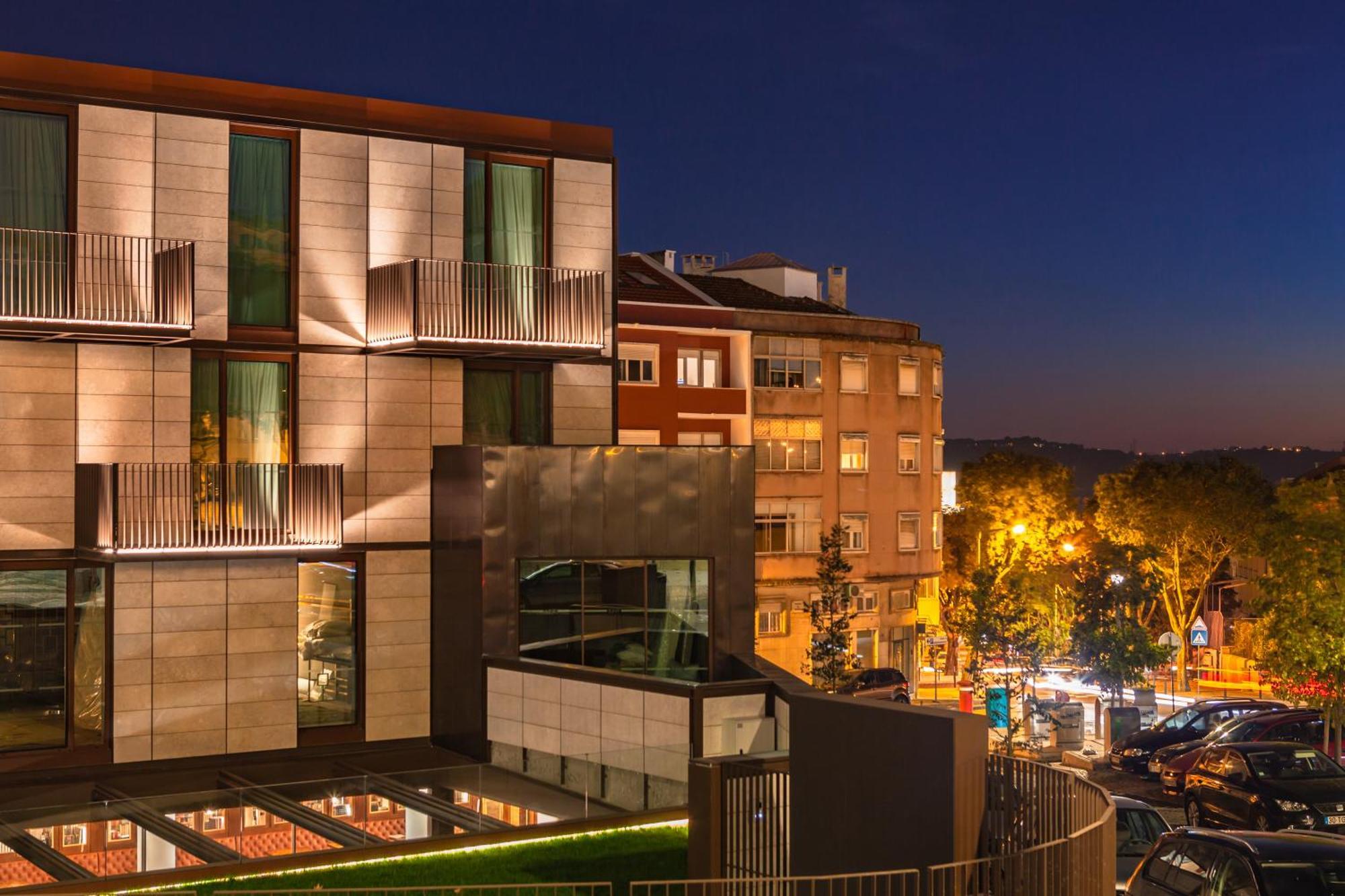 Wine & Books Lisboa Hotel Exterior foto The hotel at night