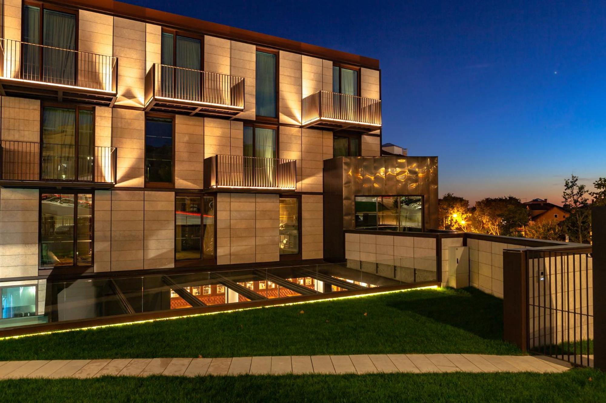 Wine & Books Lisboa Hotel Exterior foto The hotel at night