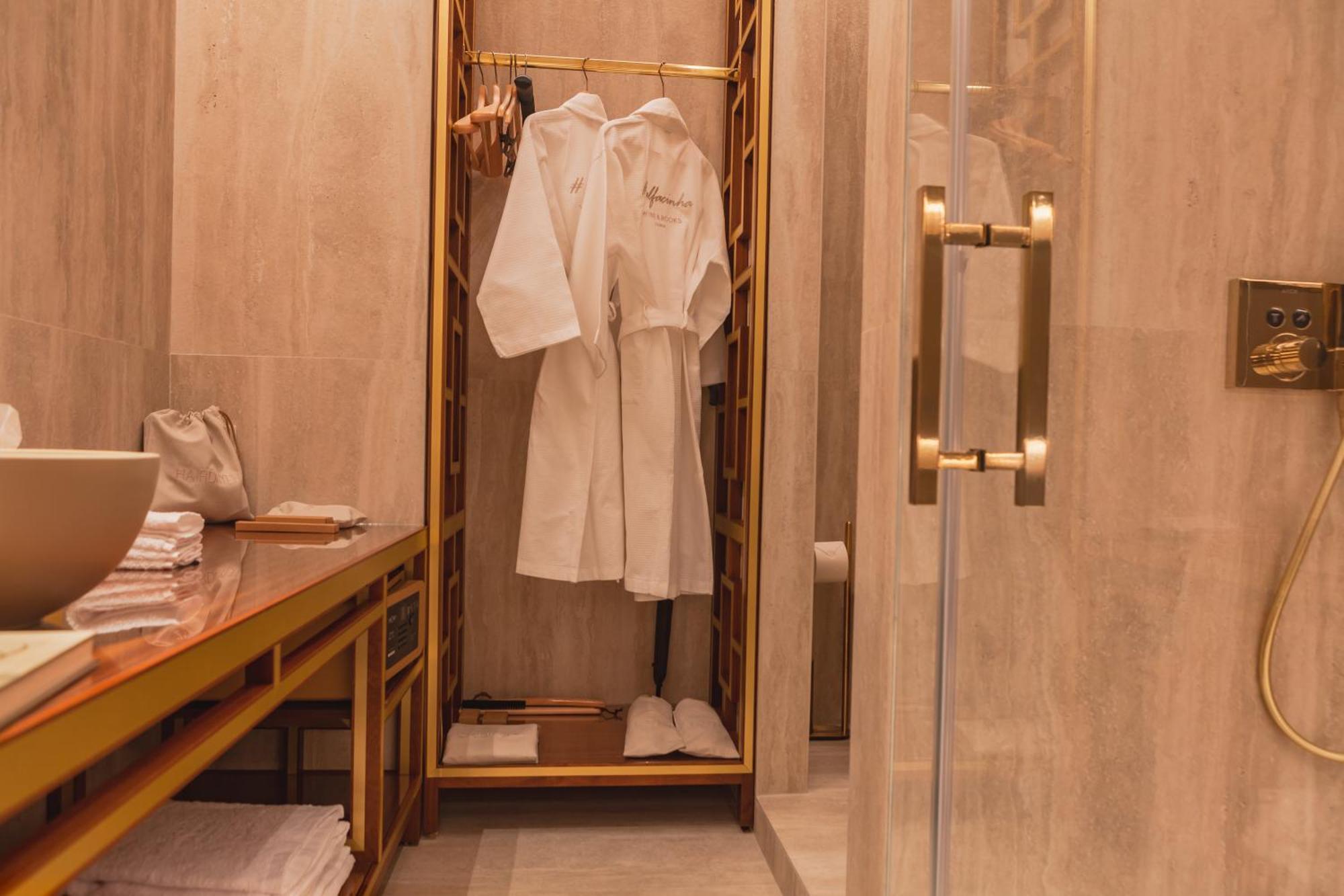 Wine & Books Lisboa Hotel Zimmer foto A bathrobe in a hotel bathroom